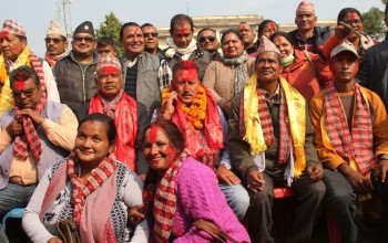 कांग्रेस बर्दिया सभापति राठौरले भने, 'निर्वाचनमा प्रतिस्पर्धा हो, अब उप्रान्त हामी एक छौँ' (फोटो फिचर)